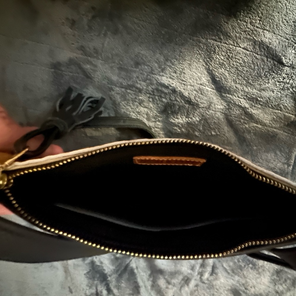 Crossbody - Picture 4 of 7